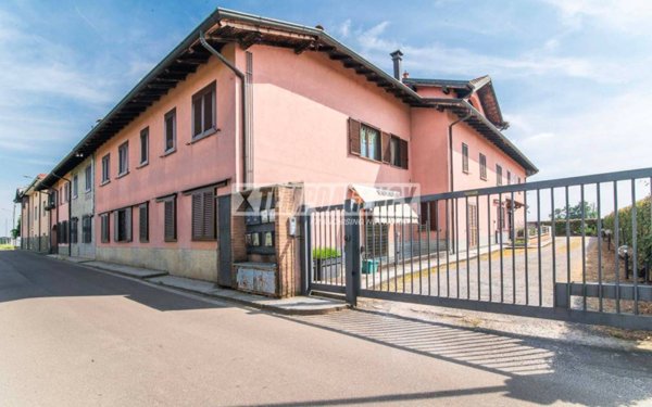appartamento in vendita a Cislago in zona Mombello