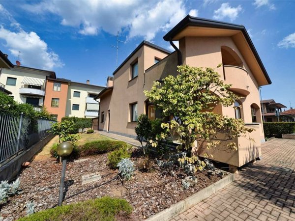 casa indipendente in vendita a Cislago