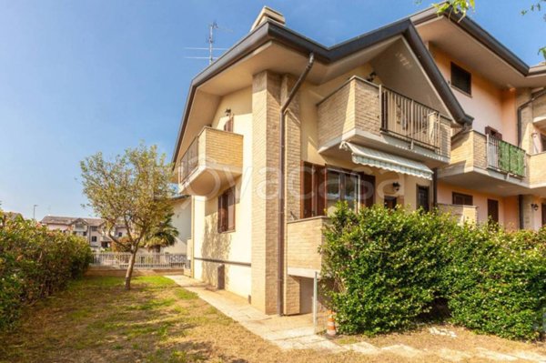 casa indipendente in vendita a Cislago