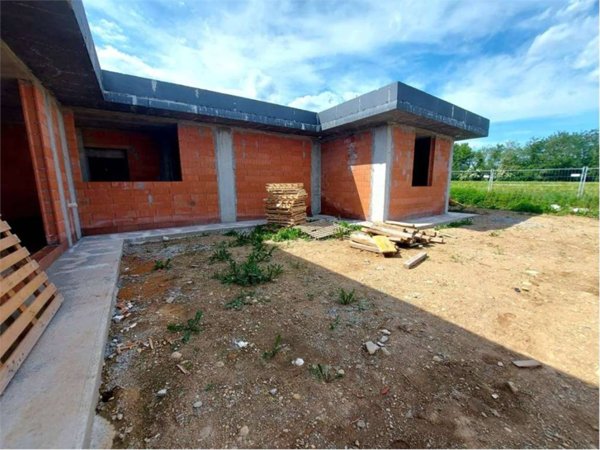 casa indipendente in vendita a Cislago