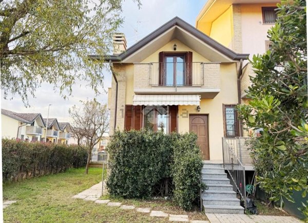 casa indipendente in vendita a Cislago