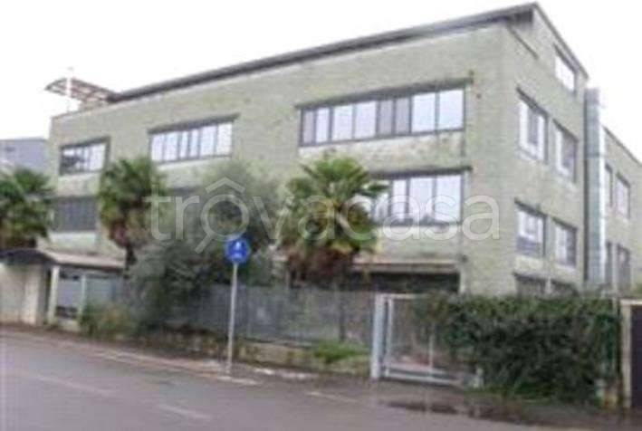 capannone in vendita a Cislago