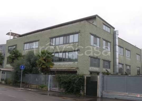 capannone in vendita a Cislago