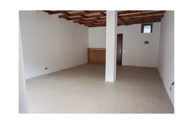 locale commerciale in vendita a Cislago