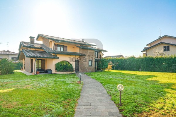 casa indipendente in vendita a Cislago
