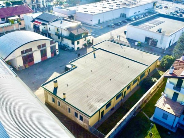 locale commerciale in vendita a Cislago
