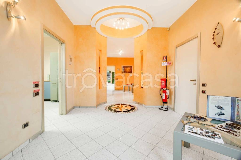 locale commerciale in vendita a Cislago