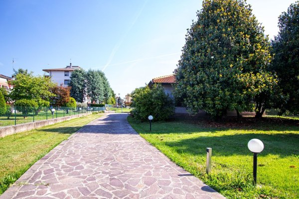 casa indipendente in vendita a Cislago in zona Mombello