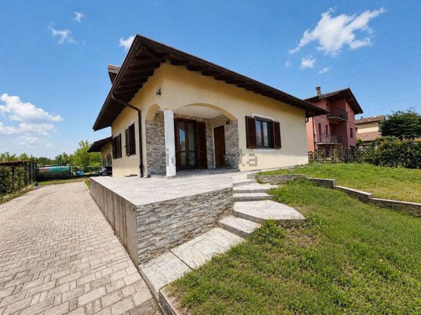 casa indipendente in vendita a Cislago in zona Massina
