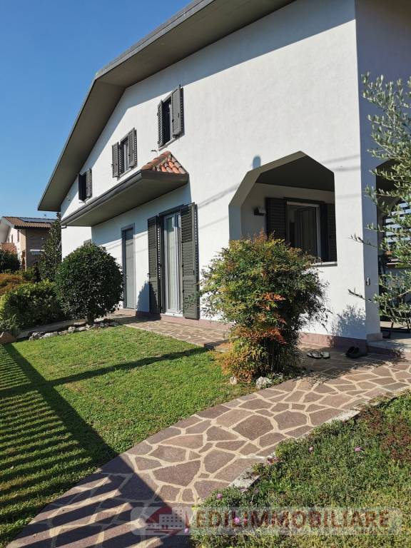 casa indipendente in vendita a Cislago in zona Massina
