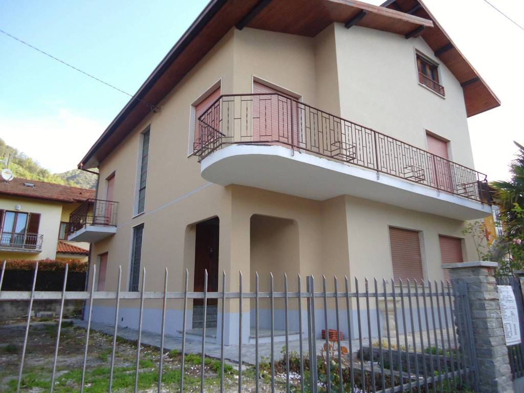 casa indipendente in vendita a Cittiglio