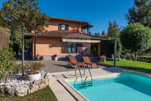 casa indipendente in vendita a Cittiglio