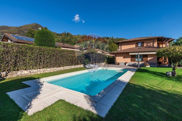 casa indipendente in vendita a Cittiglio