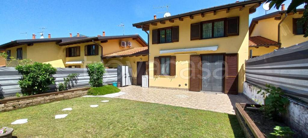 casa indipendente in vendita a Cittiglio
