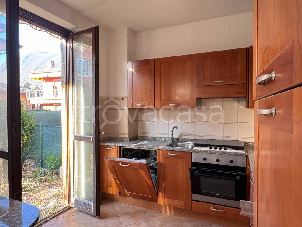 casa indipendente in vendita a Cittiglio