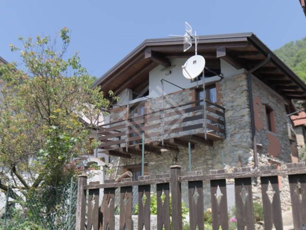 casa indipendente in vendita a Cittiglio in zona Vararo