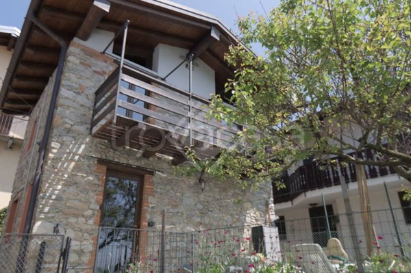 casa indipendente in vendita a Cittiglio in zona Vararo