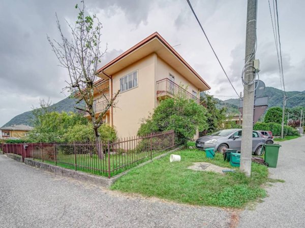 casa indipendente in vendita a Cittiglio