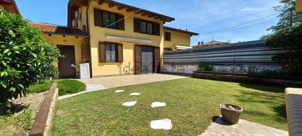 casa indipendente in vendita a Cittiglio