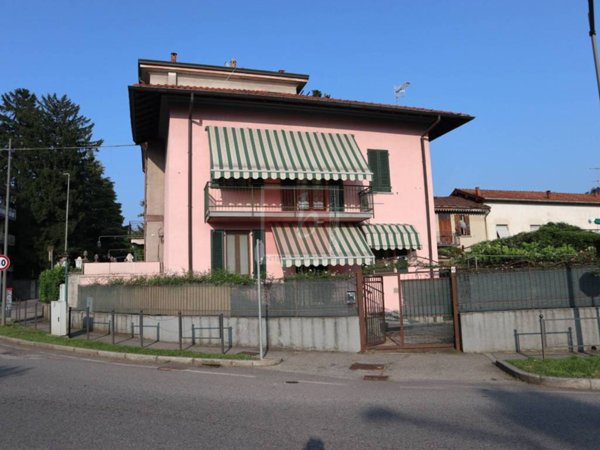 casa indipendente in vendita a Cittiglio