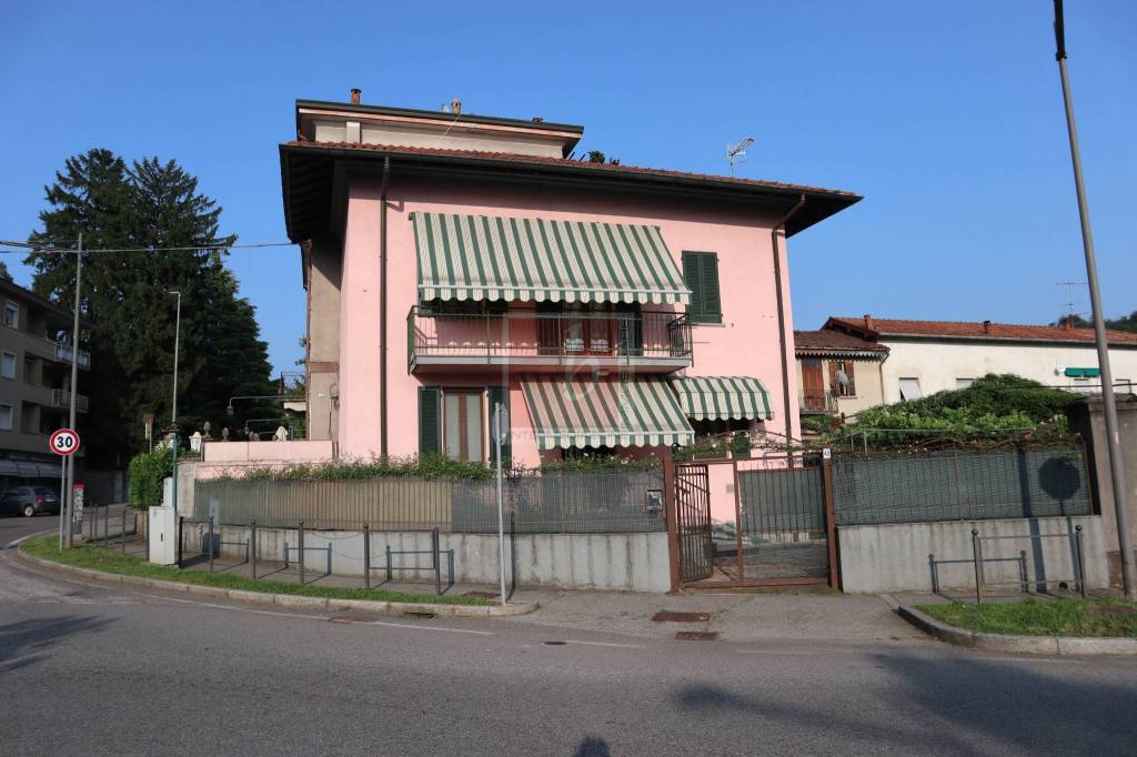 casa indipendente in vendita a Cittiglio