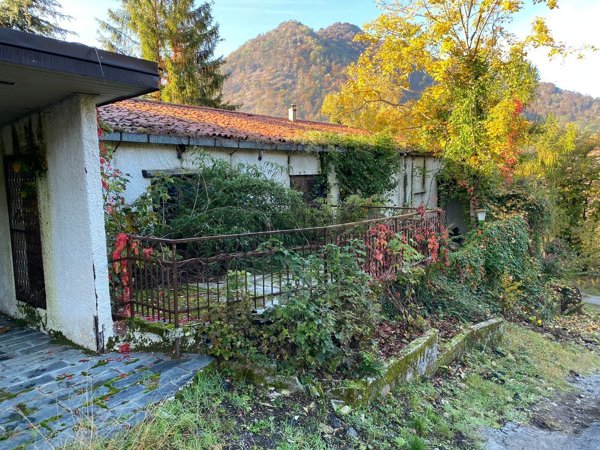 negozio in vendita a Cittiglio in zona Vararo