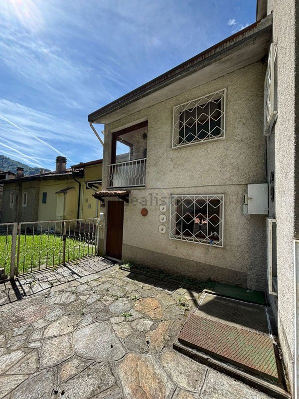 casa indipendente in vendita a Cittiglio in zona Vararo