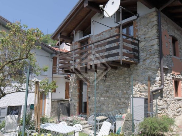 casa indipendente in vendita a Cittiglio in zona Vararo