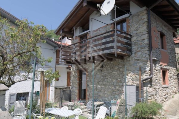 casa indipendente in vendita a Cittiglio in zona Vararo