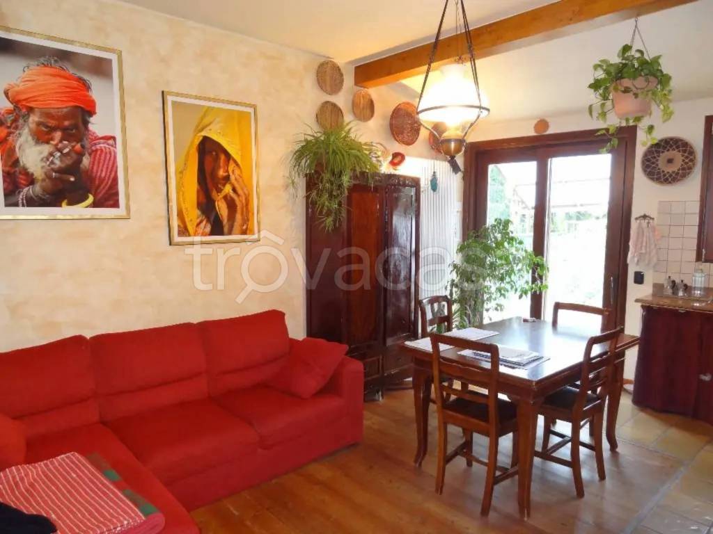 casa indipendente in vendita a Cittiglio in zona Vararo