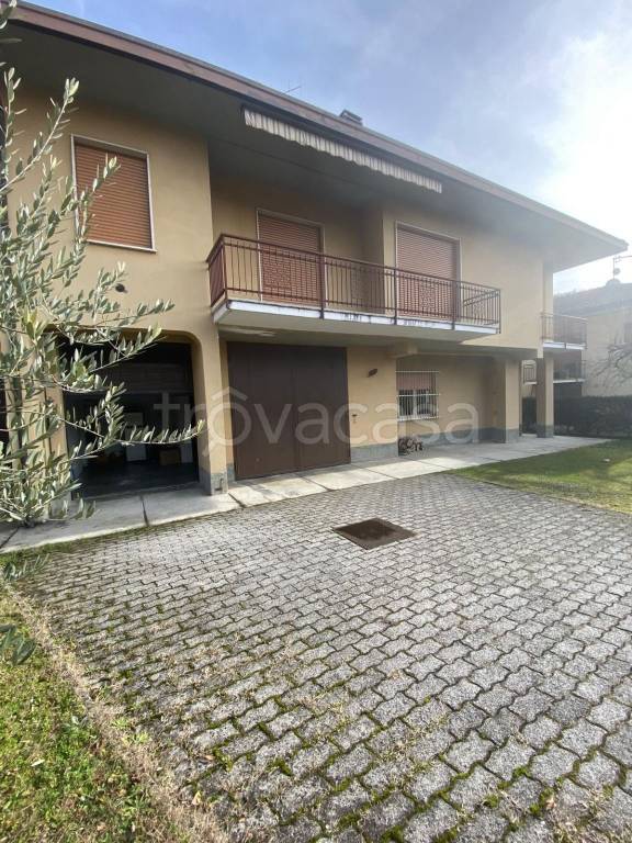 casa indipendente in vendita a Cittiglio