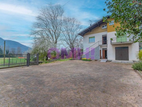 casa indipendente in vendita a Cittiglio