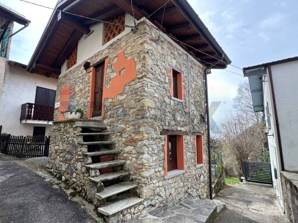 casa indipendente in vendita a Cittiglio in zona Vararo
