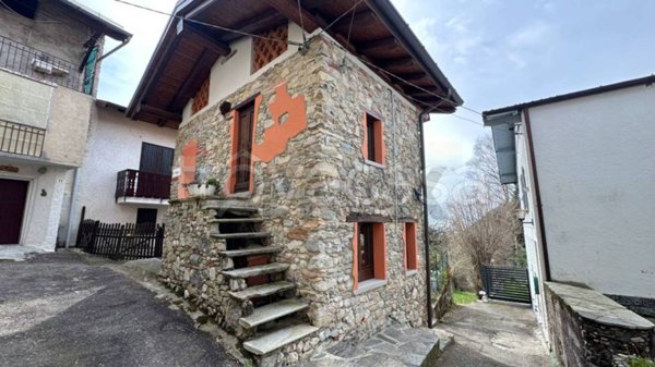 casa indipendente in vendita a Cittiglio in zona Vararo