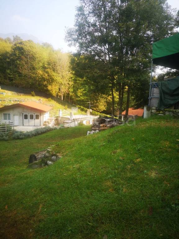 casa indipendente in vendita a Cittiglio in zona Vararo