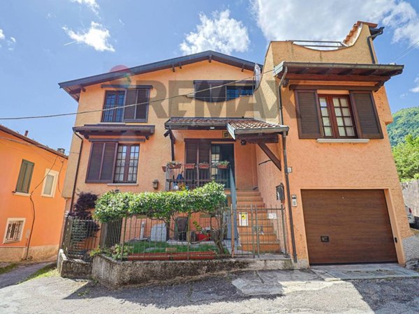 casa indipendente in vendita a Cittiglio in zona Fracce