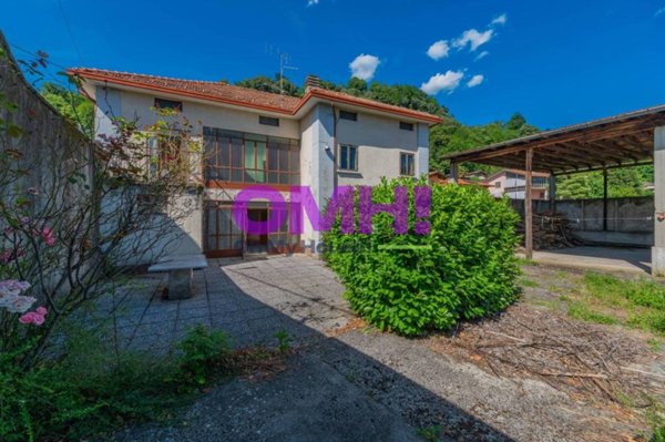 casa indipendente in vendita a Cittiglio in zona Fracce