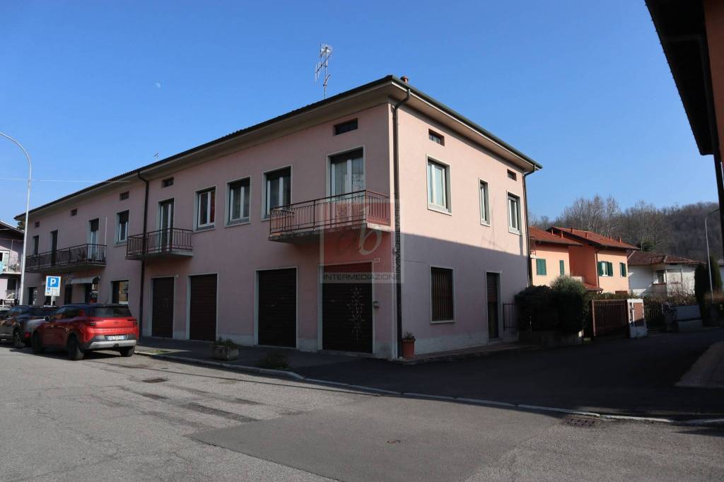 casa indipendente in vendita a Cittiglio in zona Fracce