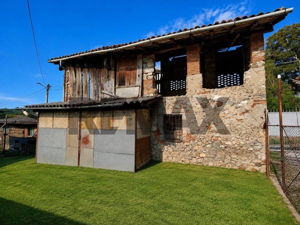 casa indipendente in vendita a Cittiglio in zona Fracce