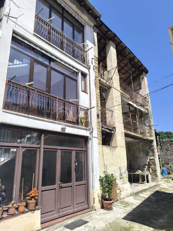 casa indipendente in vendita a Cittiglio