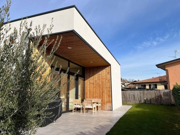 casa indipendente in vendita a Clivio