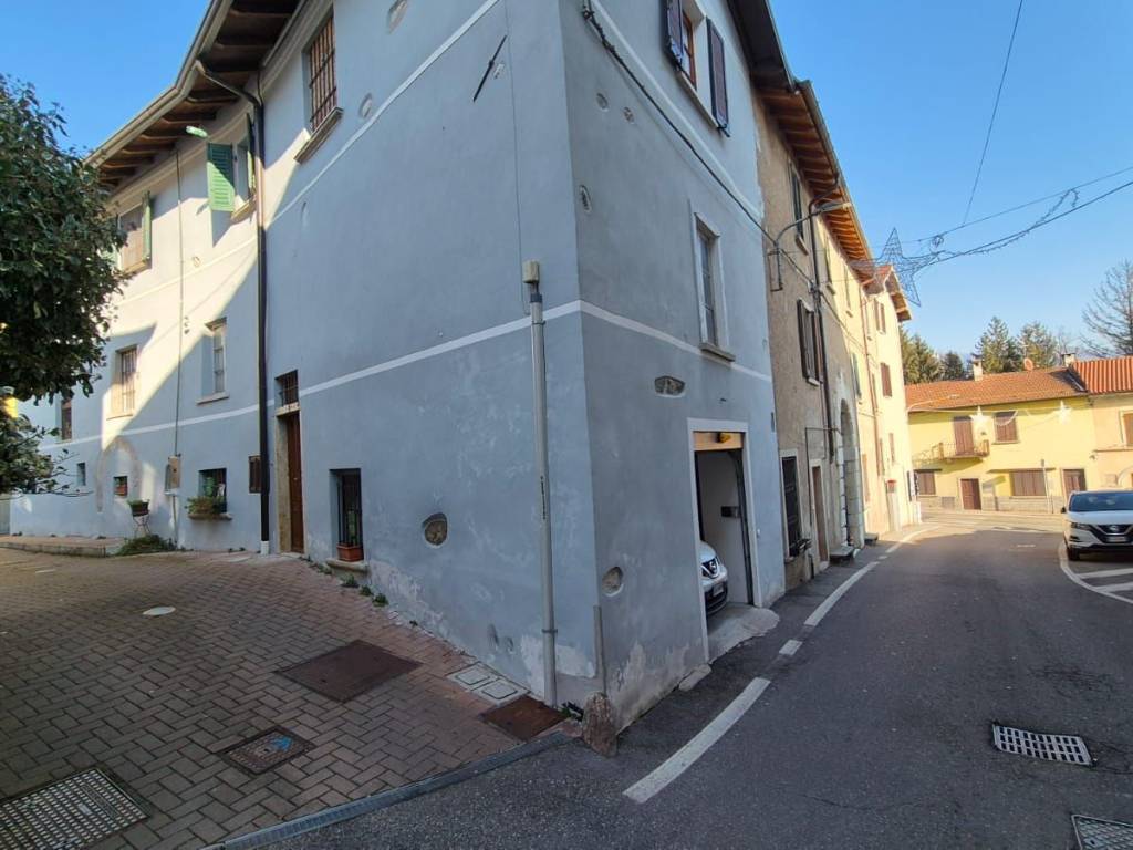 casa indipendente in vendita a Clivio
