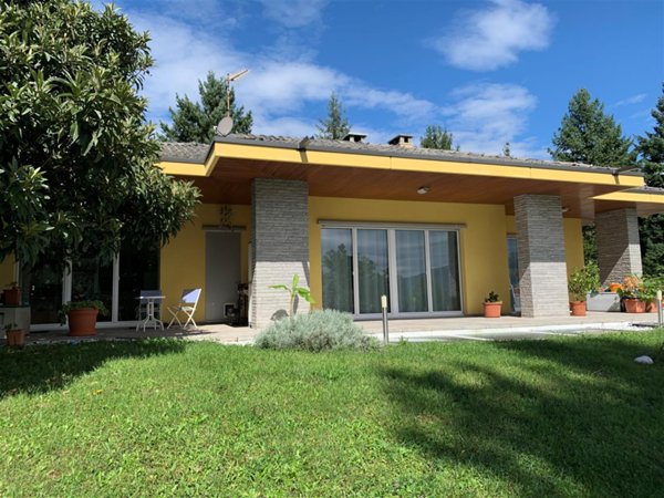 casa indipendente in vendita a Clivio