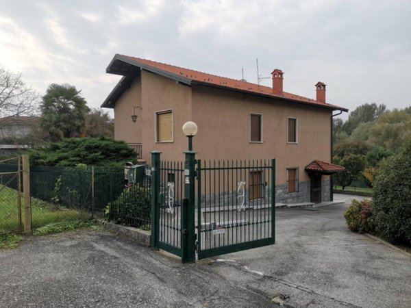casa indipendente in vendita a Cocquio-Trevisago