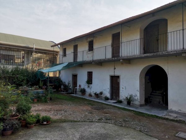 casa indipendente in vendita a Cocquio-Trevisago