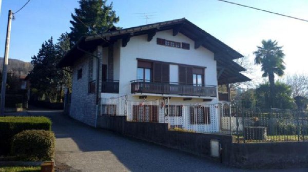 casa indipendente in vendita a Cocquio-Trevisago