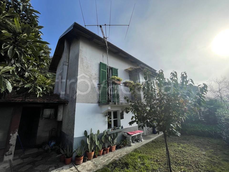 casa indipendente in vendita a Cocquio-Trevisago