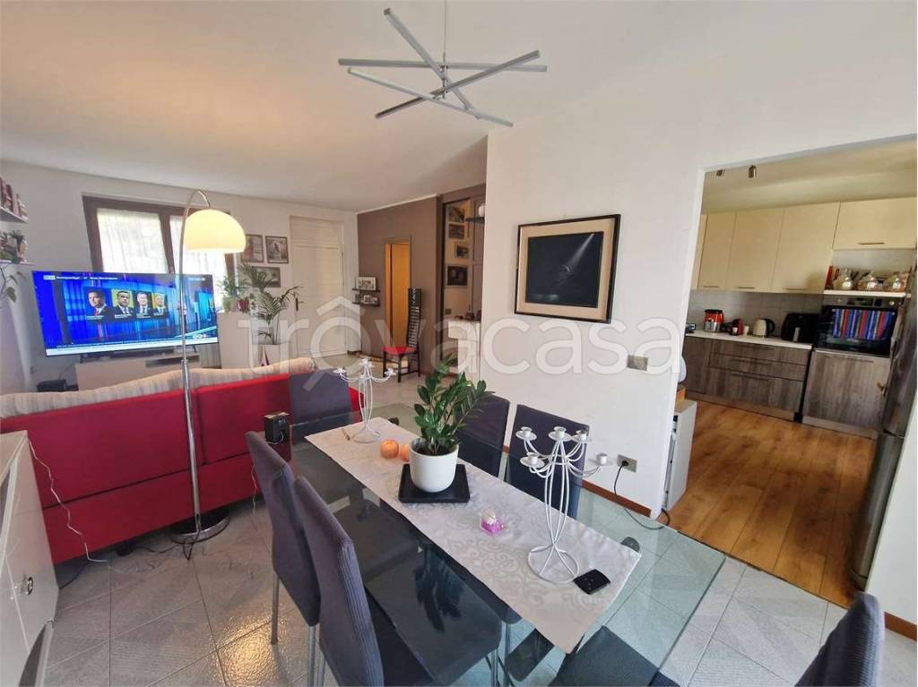 casa indipendente in vendita a Cocquio-Trevisago
