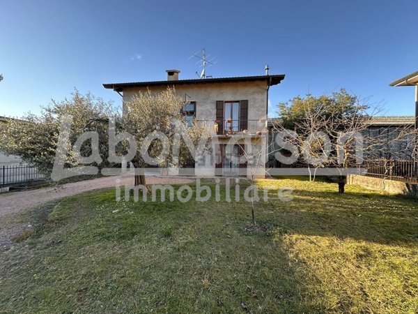 casa indipendente in vendita a Cocquio-Trevisago
