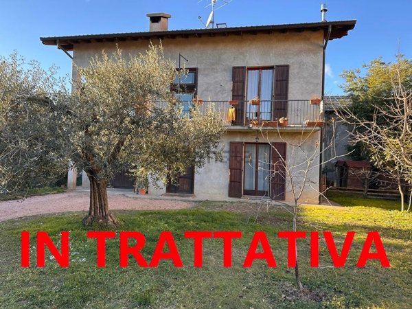 casa indipendente in vendita a Cocquio-Trevisago
